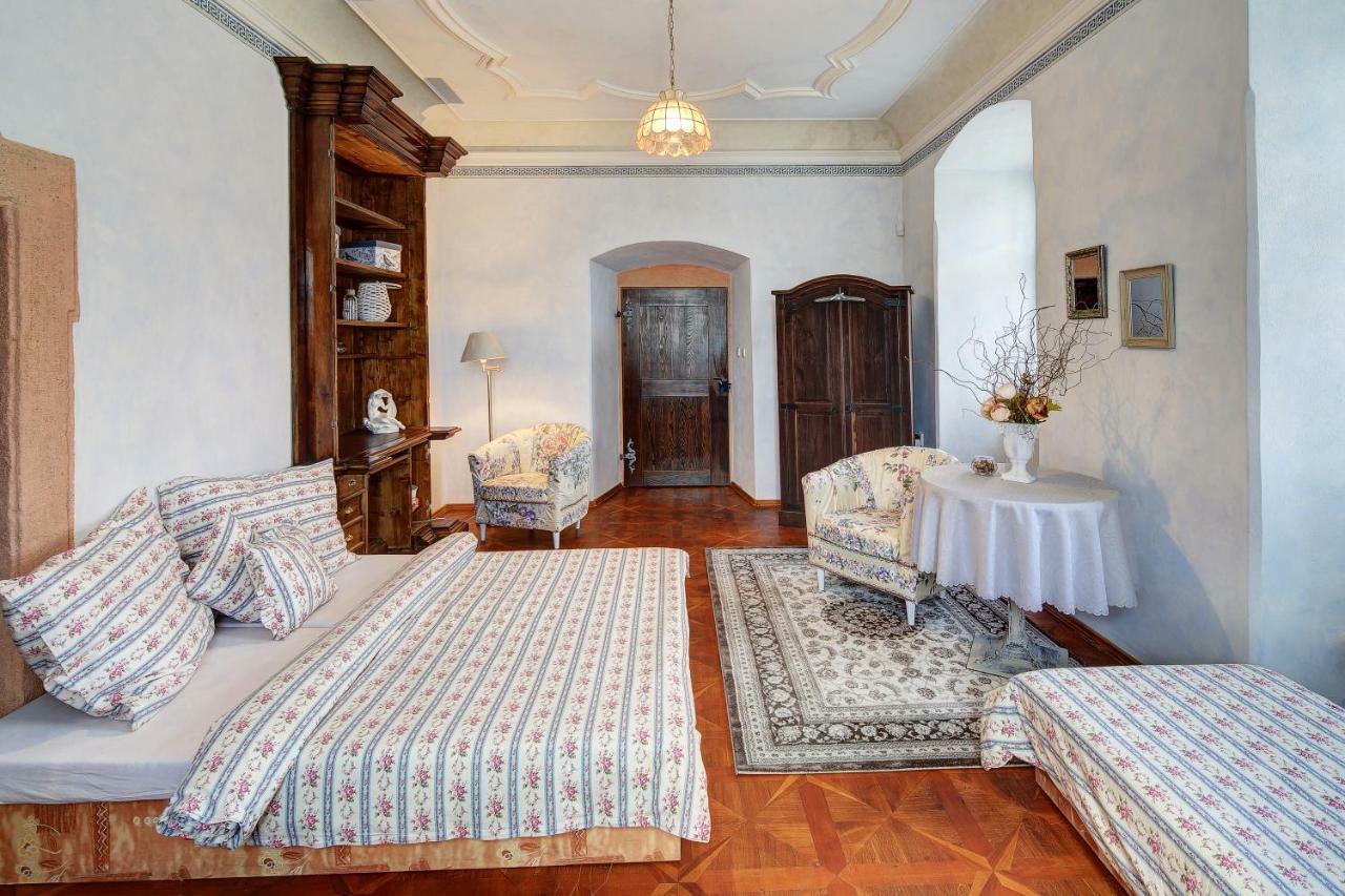 Dům zámeckých kaplanů Valec Exterior foto