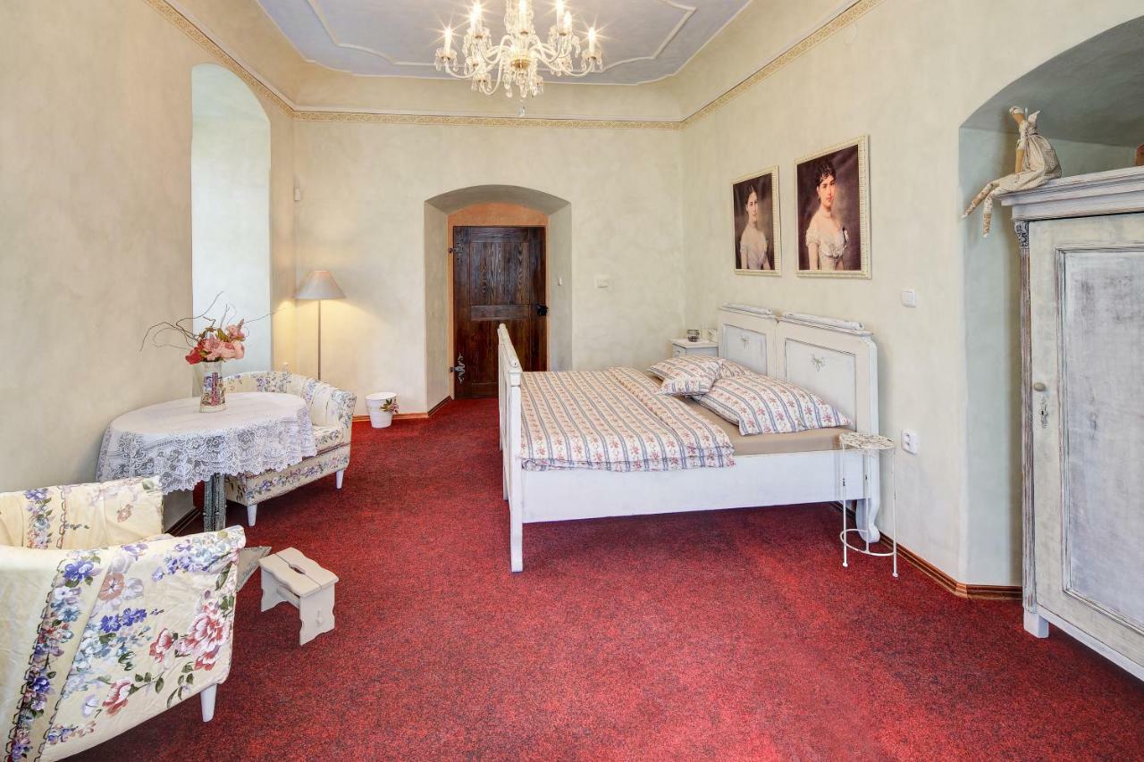 Dům zámeckých kaplanů Valec Exterior foto