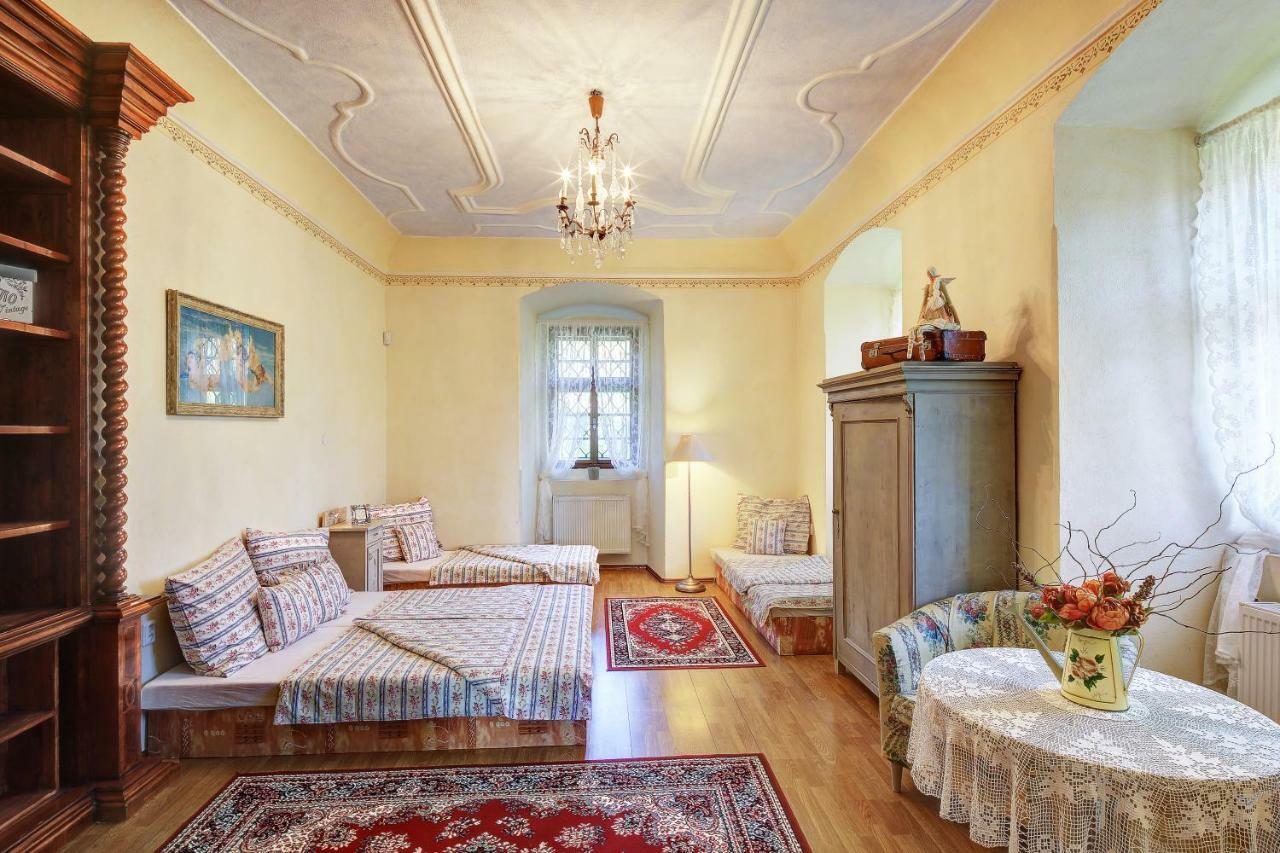 Dům zámeckých kaplanů Valec Exterior foto
