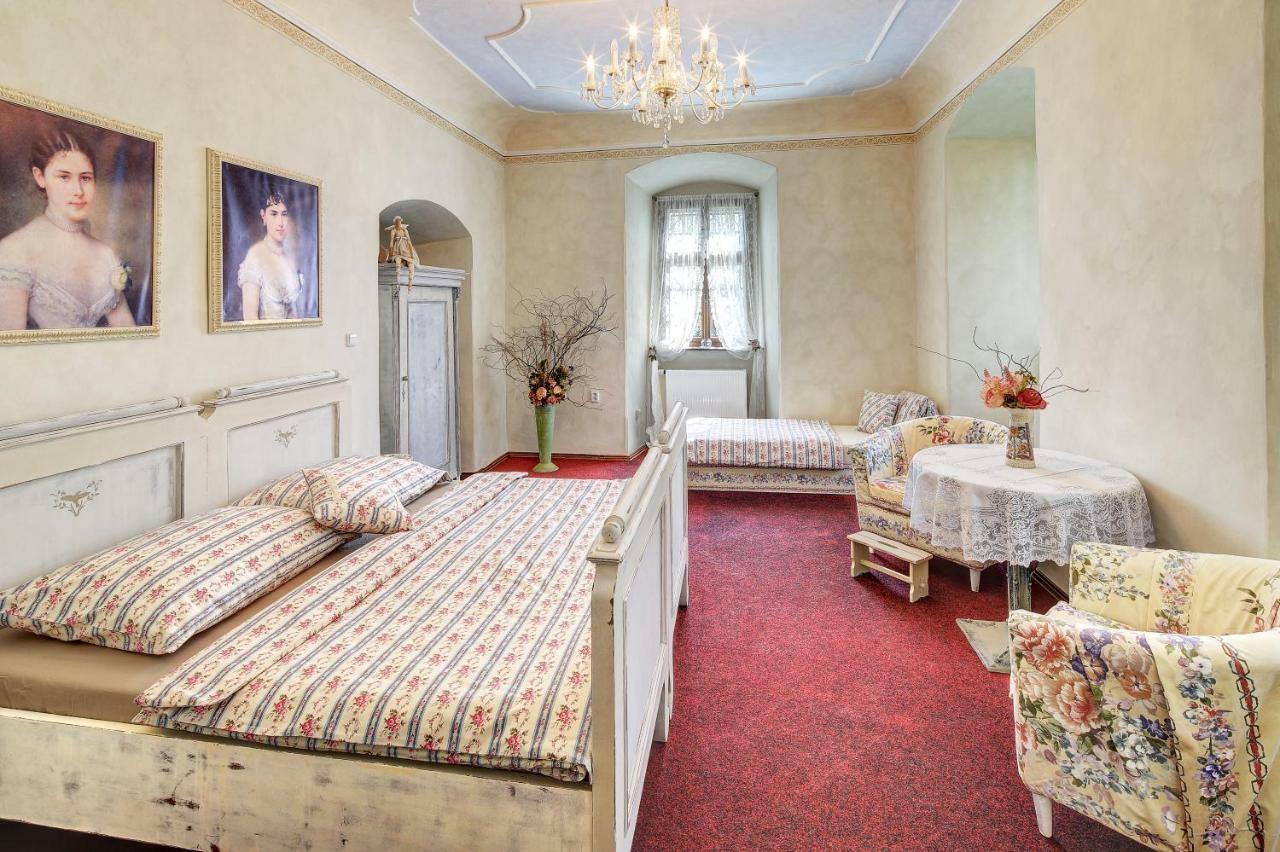 Dům zámeckých kaplanů Valec Exterior foto