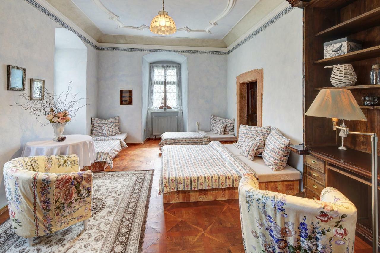 Dům zámeckých kaplanů Valec Exterior foto