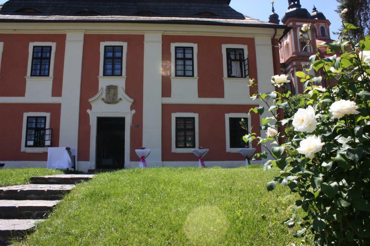Dům zámeckých kaplanů Valec Exterior foto